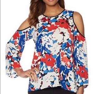NWT Vince Camuto cold shoulder top. Sz.S.